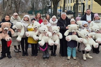 Cardinal Krajewski with children in Fastiv