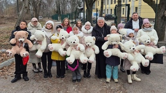 Cardinal Krajewski with children in Fastiv