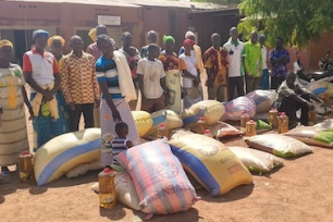 ACN food distribution for internally displaced catechists in Nouna Diocese © ACN