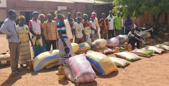 ACN food distribution for internally displaced catechists in Nouna Diocese © ACN