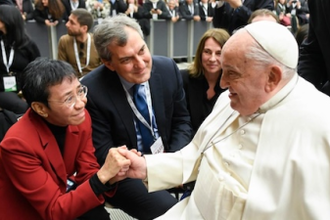 Pope meets Filipino journalist and Nobel Prize winner Maria Ressa during Jubilee of World of Communication gathering. Image: Vatican Media