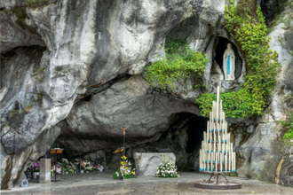 Statue of Virgin Mary in the grotto of Our Lady of Lourdes by Joseph-Hugues Fabisch © Alamy