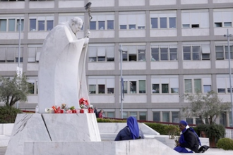 Statue of St Pope John Paul at Gemelli Hospital