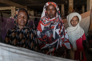 Families shelter in former bus station turned displacement site for nearly 6,000 people in Gedaref, Sudan. Photo: OCHA/Giles Clarke