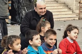 Fr Romanelli with parish children. Image: LPJ