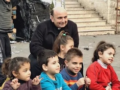 Fr Romanelli with parish children. Image: LPJ