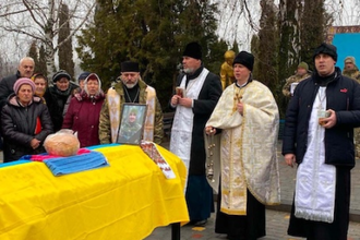 Father Witalij Novak during a funeral © ACN