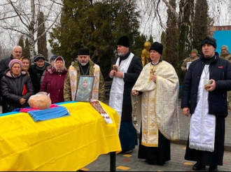 Father Witalij Novak during a funeral © ACN