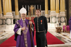 Bishop Richard Hudson with Mayor Robert Rigby at the investiture in Westminster Cathedral. Image: WCC