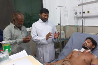 Fr Aslam visits Waqas Masih in hospital © ACN