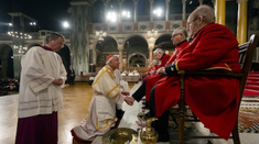 Cardinal washes feet of Chelsea Pensioners - Image: MMazur@CBCEW