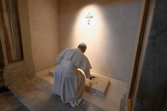 Pope prays at tomb of Pope Francis