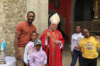 Bishop Paul Hendrix with pilgrims at Aylesford