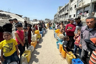 Lines of people, mainly children, waiting for water, Al Rimal, Gaza - 5.05.2025. Image: Ahmed Dader