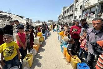 Lines of people, mainly children, waiting for water, Al Rimal, Gaza - 5.05.2025. Image: Ahmed Dader