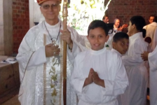 Santiago as an altar server with former Bishop Robert Prevost of Chiclayo © ACN