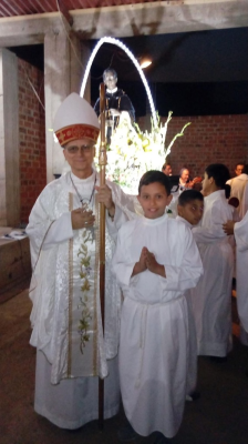 Santiago as an altar server with former Bishop Robert Prevost of Chiclayo © ACN