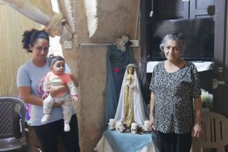 Christian family receiving emergency aid © ACN