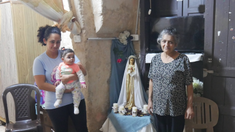 Christian family receiving emergency aid © ACN