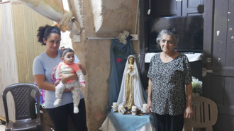 Christian family receiving emergency aid © ACN