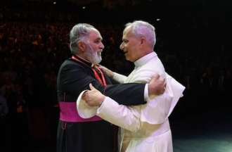 Pope Leo hugs one of the participants at the meeting of priests (@Vatican Media)