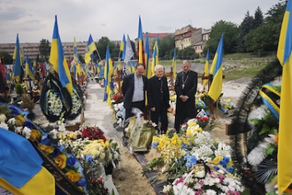 COMECE President and General Secretary with Archbishop Mokrzycki at Lychakiv military cemetery in Lviv. Photo: COMECE