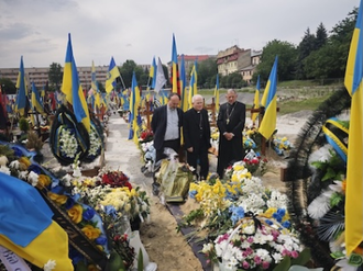 COMECE President and General Secretary with Archbishop Mokrzycki at Lychakiv military cemetery in Lviv. Photo: COMECE