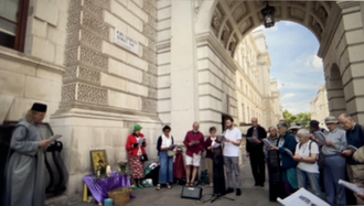 Prayers in front of the Foreign Office