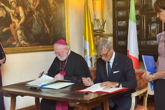 Archbishop Gallagher and Ambassador Di Nitto sign agreement. Image: Vatican Media
