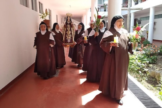 Sisters with nfant Jesus of Prague statue