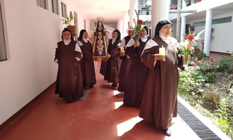 Sisters with nfant Jesus of Prague statue