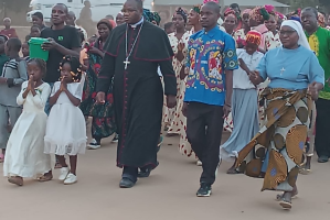 Bishop Sandramo visiting displaced communities in Pemba Image ©ACN
