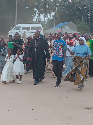Bishop Sandramo visiting displaced communities in Pemba Image ©ACN