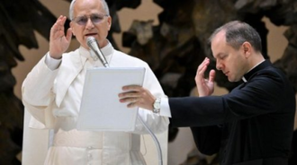 Pope belsses pilgrims during General Audience