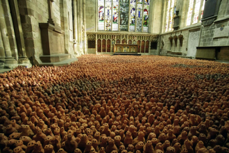European Field,  Installation by Antony Gormley,  1993,  approx. 40,000 terracotta figures, each 8-26 cm high,  St Mary's church, Shrewsbury © Alamy