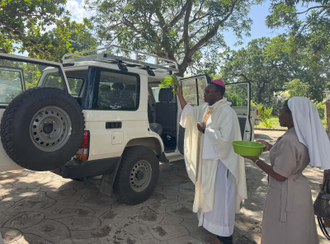 The new Land Cruiser for religious Sisters in Pemba being blessed image © ACN