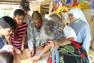Missionary with Corralillo youth group. © ACN