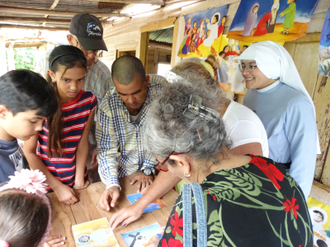 Missionary with Corralillo youth group. © ACN