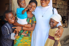 Sister Veronica with young family in Nigeria - Image Missio