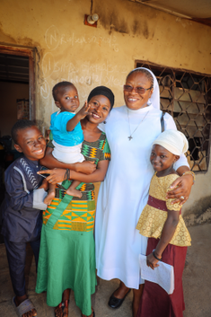 Sister Veronica with young family in Nigeria - Image Missio