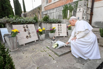Pope lays white roses on the Nicolini family tomb @Vatican Media