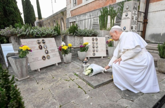 Pope lays white roses on the Nicolini family tomb @Vatican Media