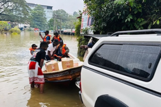 Caritas partners distributing food  in flooded avissawella area. photo: Caritas Ratnapura