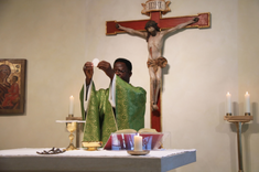 Bishop Bulus Yohanna during Mass. Image © ACN