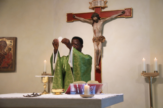 Bishop Bulus Yohanna during Mass.  Image © ACN