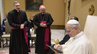 Mgr Ruiz and Archbishop Peña Parra present the Pontifical Yearbook to Pope Leo