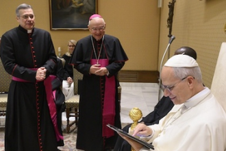 Mgr Ruiz and Archbishop Peña Parra present the Pontifical Yearbook to Pope Leo