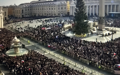 Crowds gathered in St Peter's Square - Screenshot