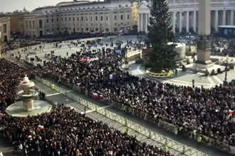 Crowds gathered in St Peter's Square - Screenshot