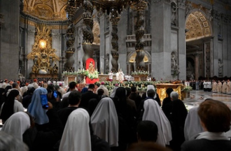 A moment before the Mass. Image Vatican Media